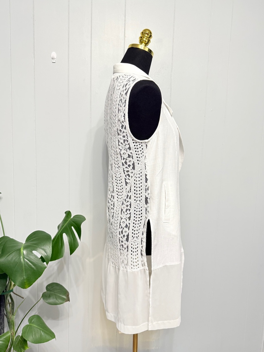 #19) Sleeveless Open-Front White Long Vest With Pockets - Picture 2 of 5